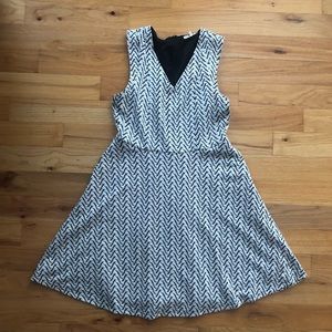 41Hawthorn black and white sleeveless v-neck dress